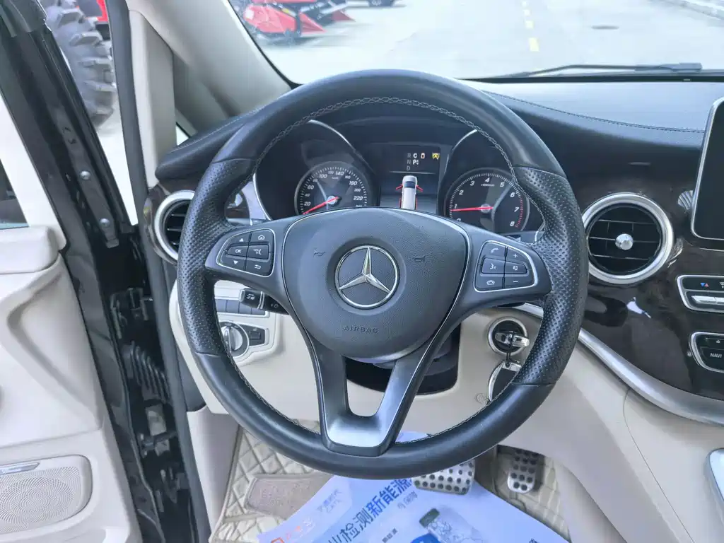 Mercedes-Benz V-Class - фото 25
