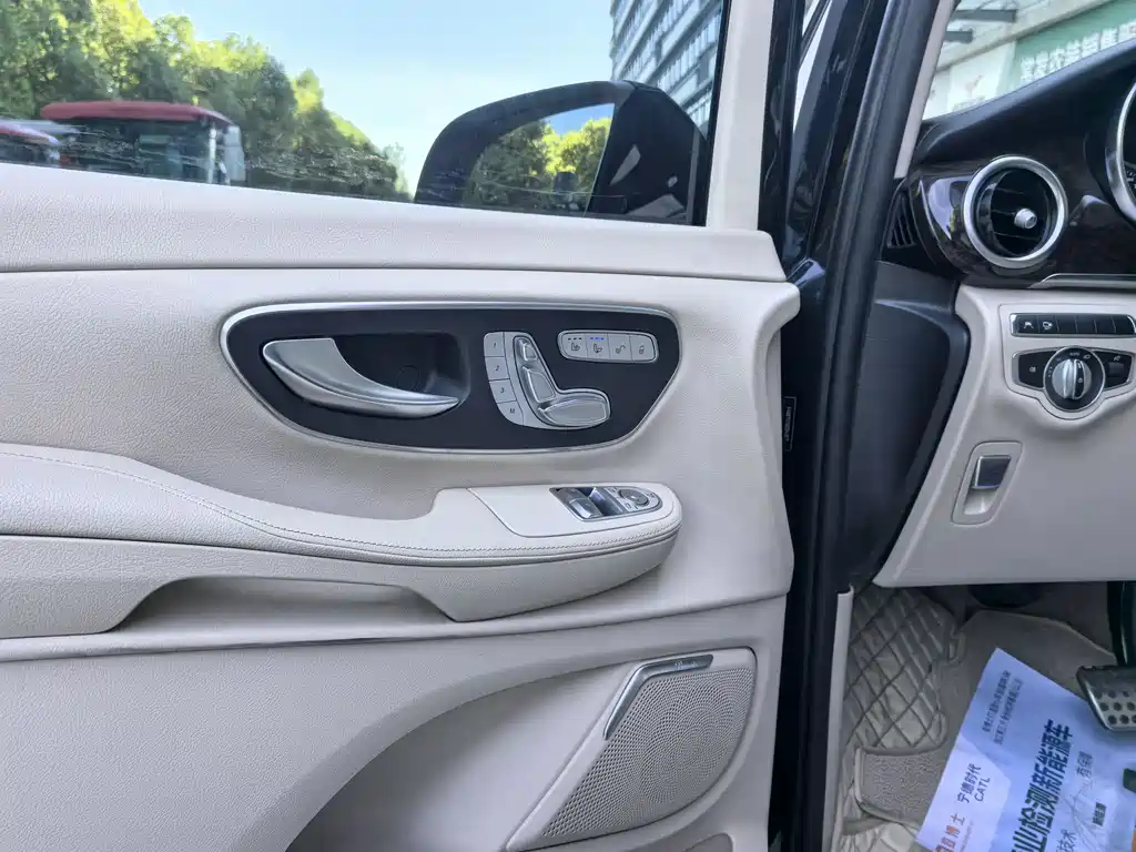 Mercedes-Benz V-Class - фото 12