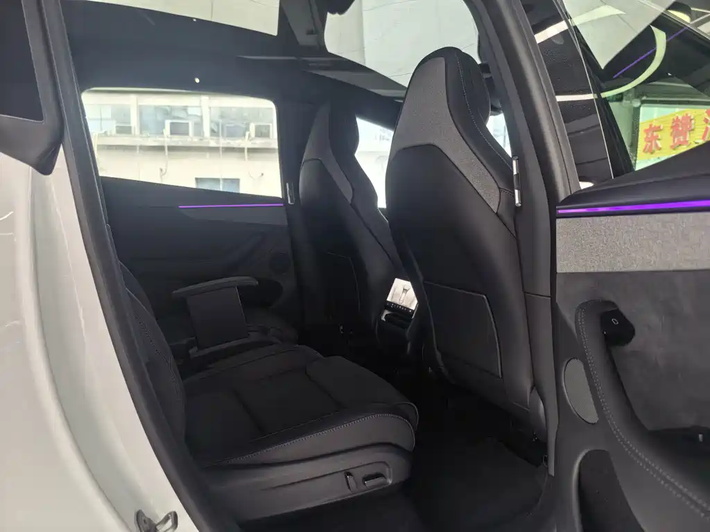 Tesla Model Y L — миниатюра 10