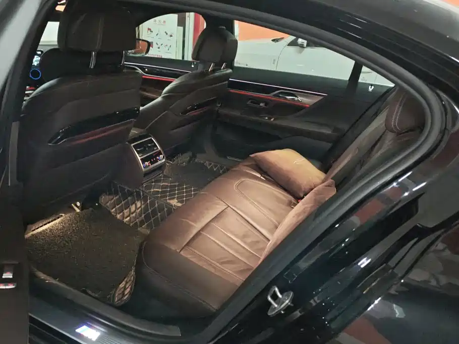 BMW 7 Series — миниатюра 11