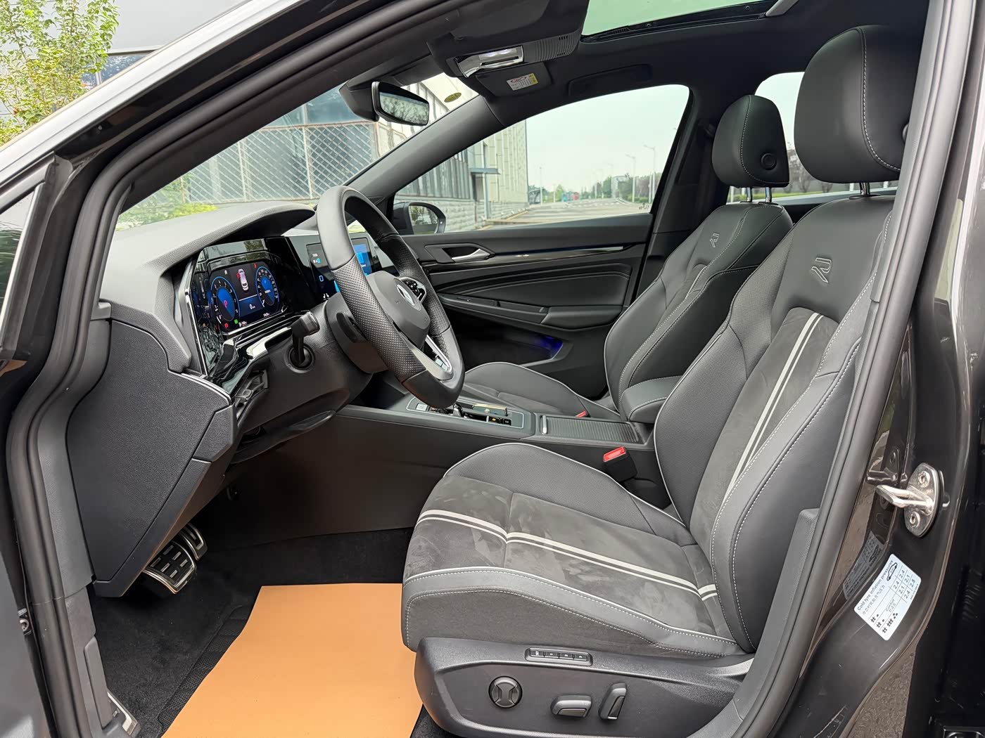 Volkswagen Golf 1.4 л 2022 г. Чёрный, пробег 19000 км