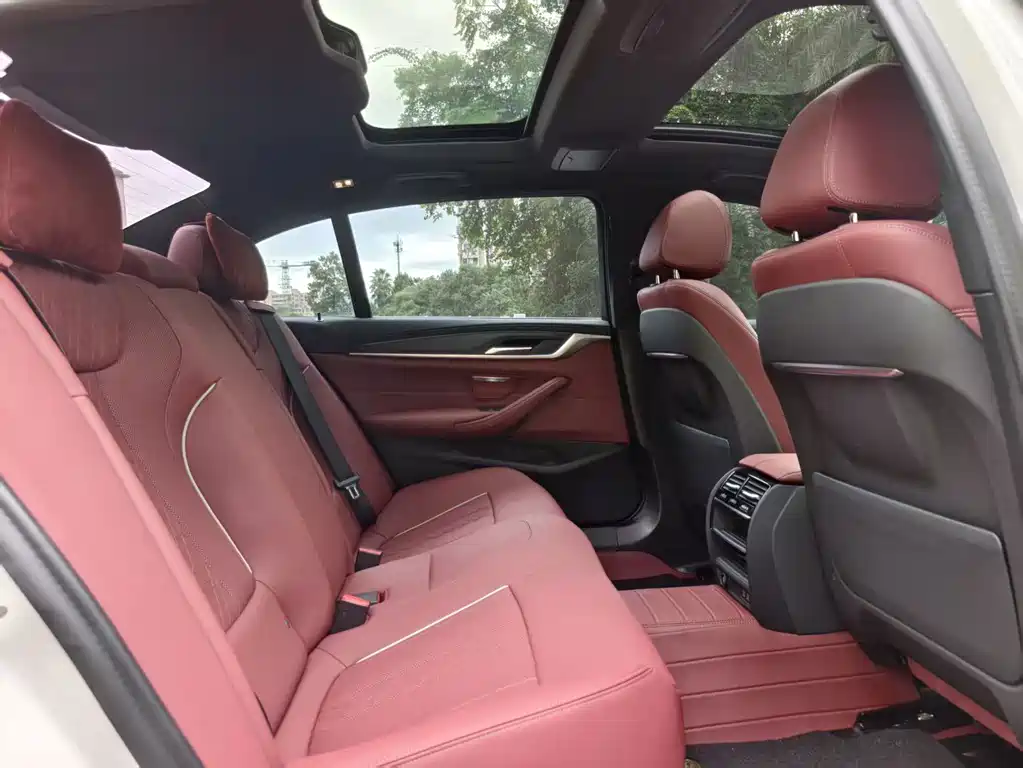 BMW 5 Series — миниатюра 12