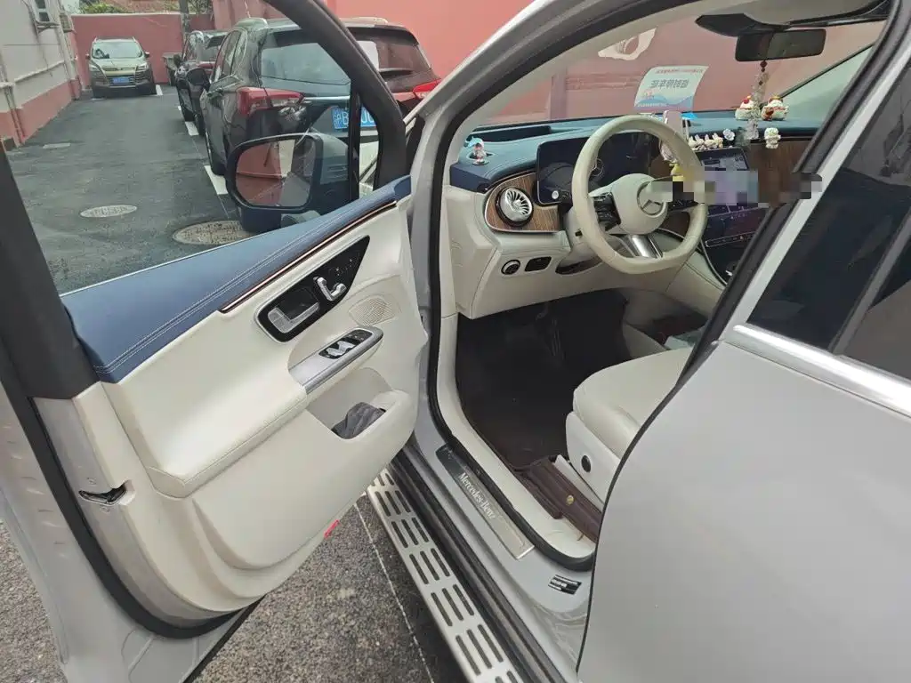 Mercedes-Benz EQE SUV — миниатюра 17