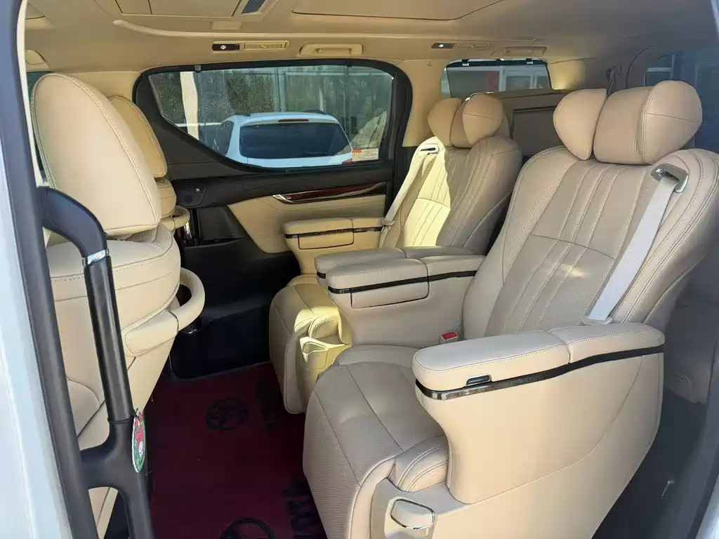 Toyota Alphard — миниатюра 6