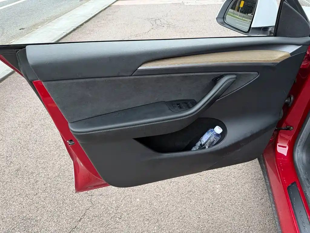 Tesla Model Y — миниатюра 6