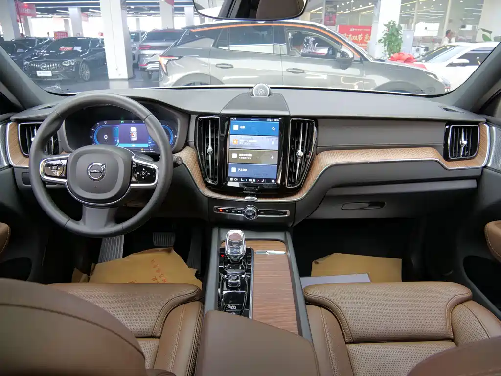 Volvo XC60 PHEV — миниатюра 12