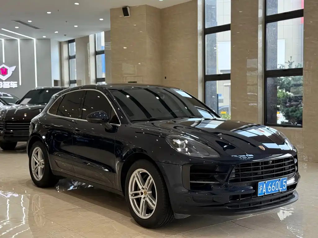 PORSCHE MACAN