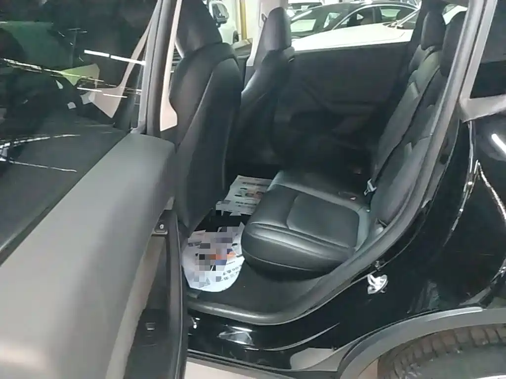 Tesla Model Y — миниатюра 17