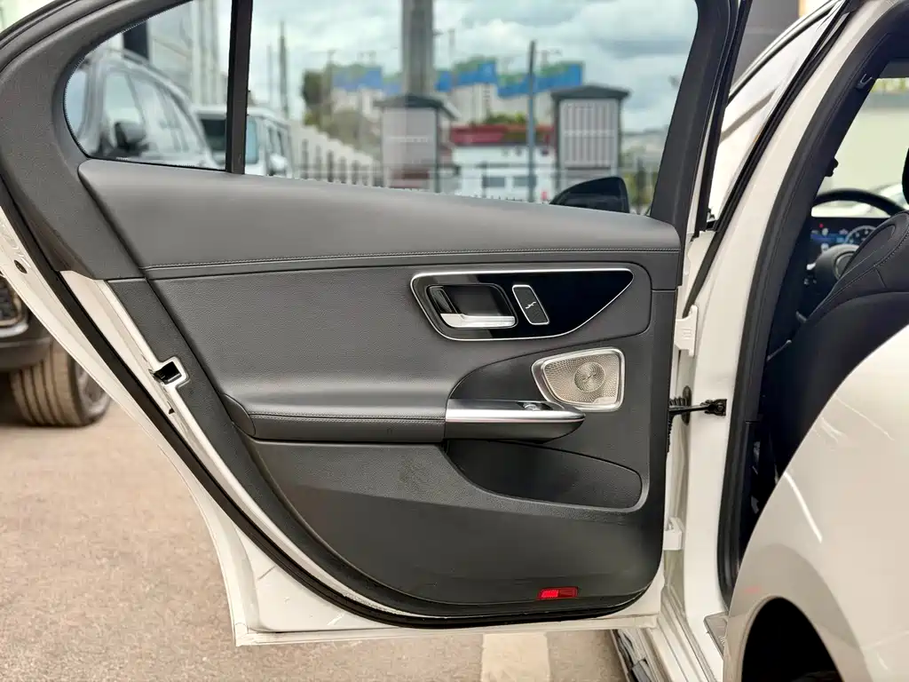 Mercedes-Benz C-Class — миниатюра 13