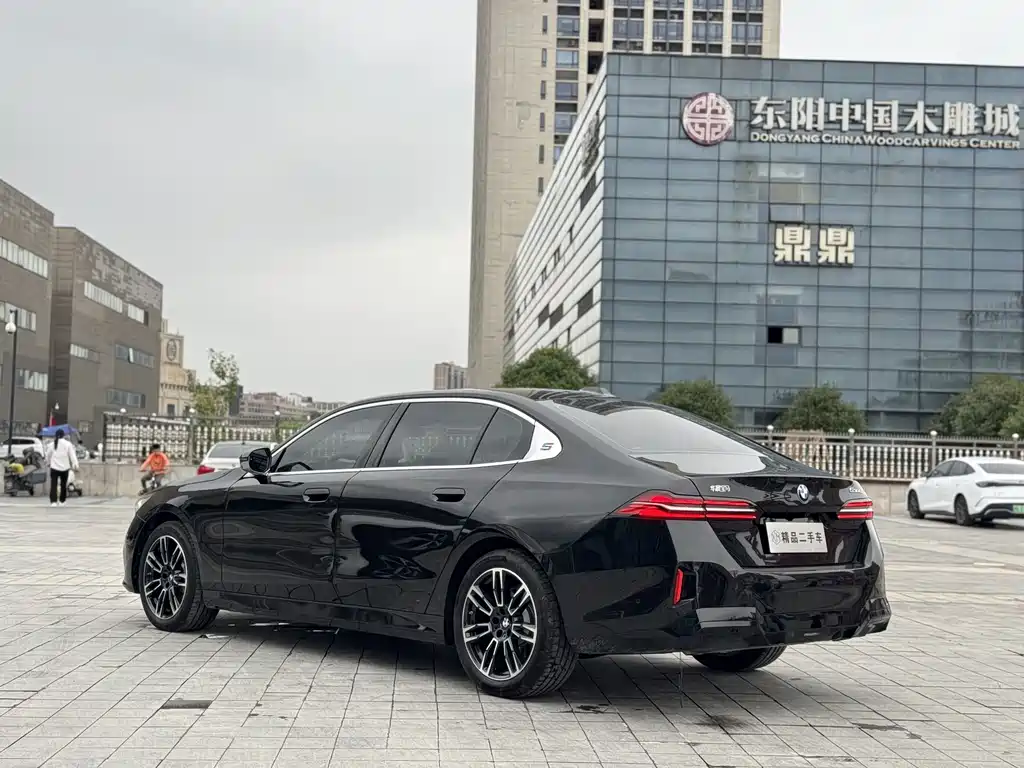 BMW 5 Series — миниатюра 7