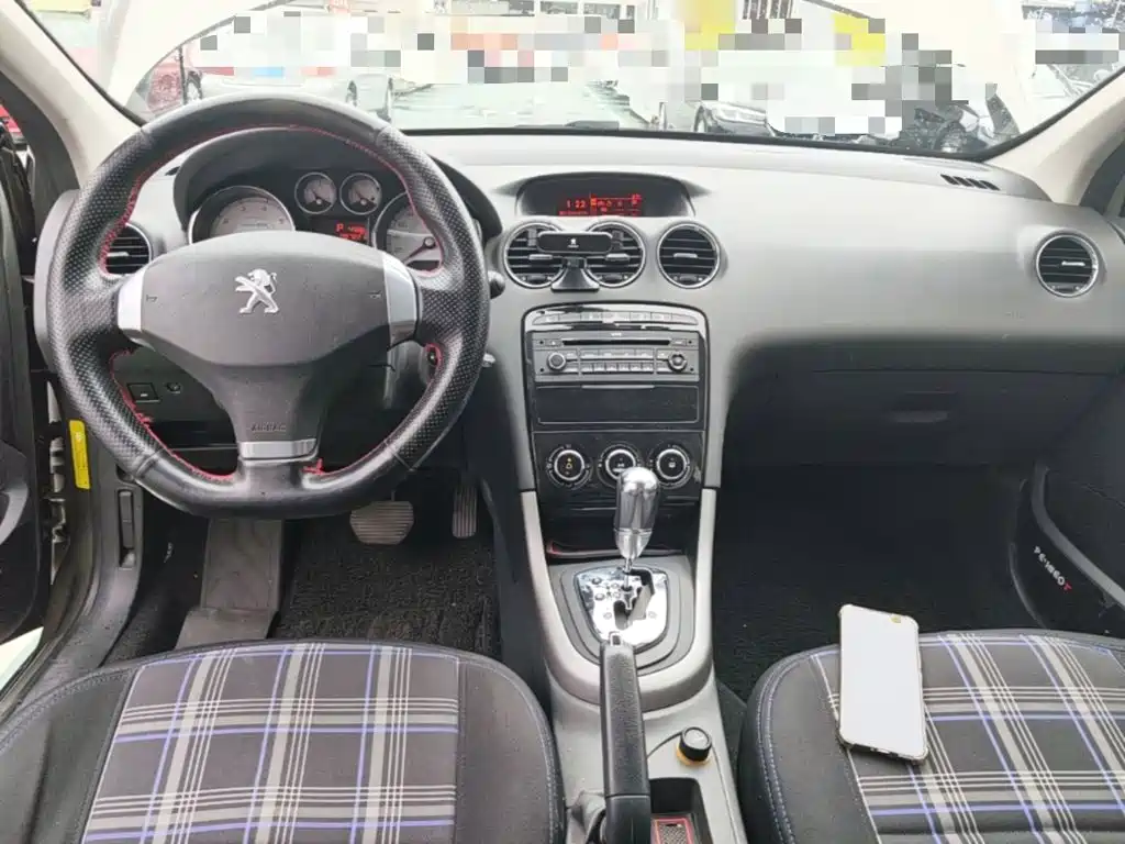 Peugeot 408 2013 2.0L AT Comfort