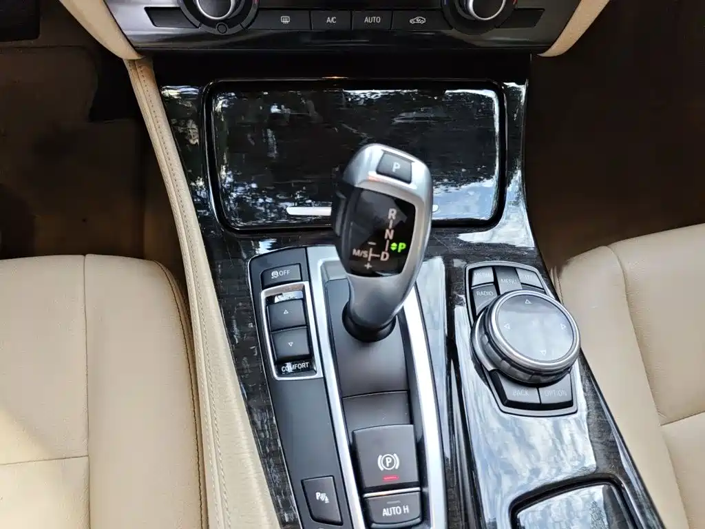 BMW 5 Series — миниатюра 7
