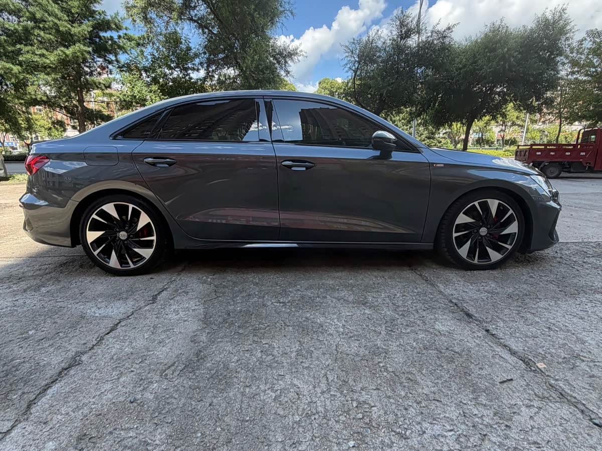 Audi A3 1.4 л 2022 г. Серебристо-серый, пробег 42000 км