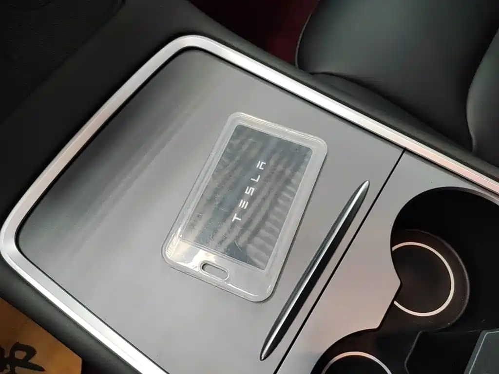 Tesla Model Y — миниатюра 9