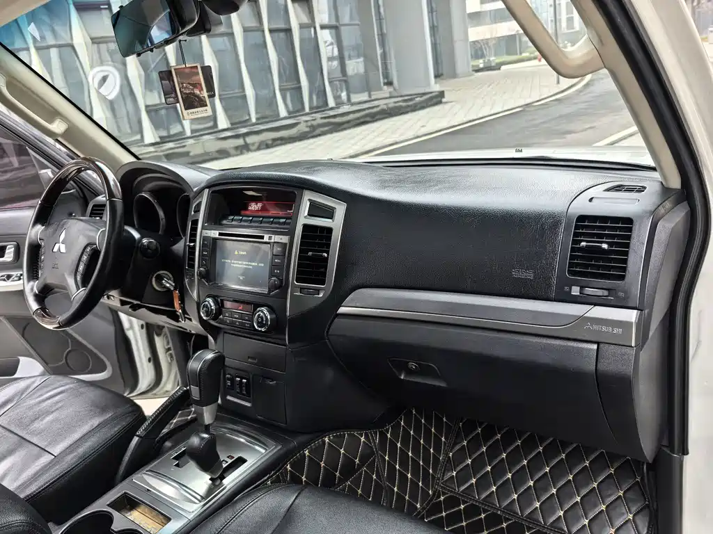 MITSUBISHI PAJERO