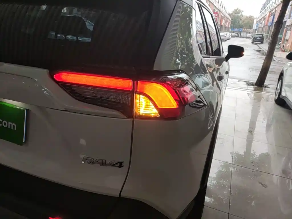 Toyota RAV4 — миниатюра 8