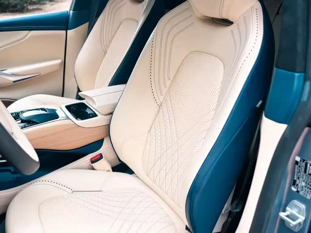 Aston Martin DBX — миниатюра 11