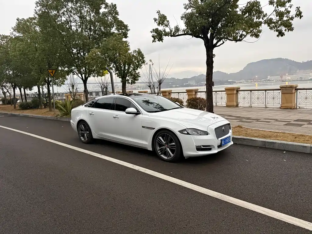 JAGUAR XJ