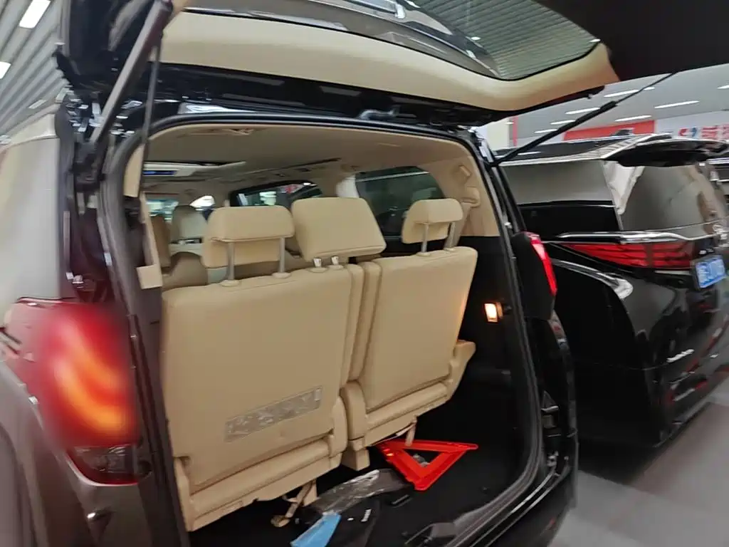 Toyota Alphard — миниатюра 19