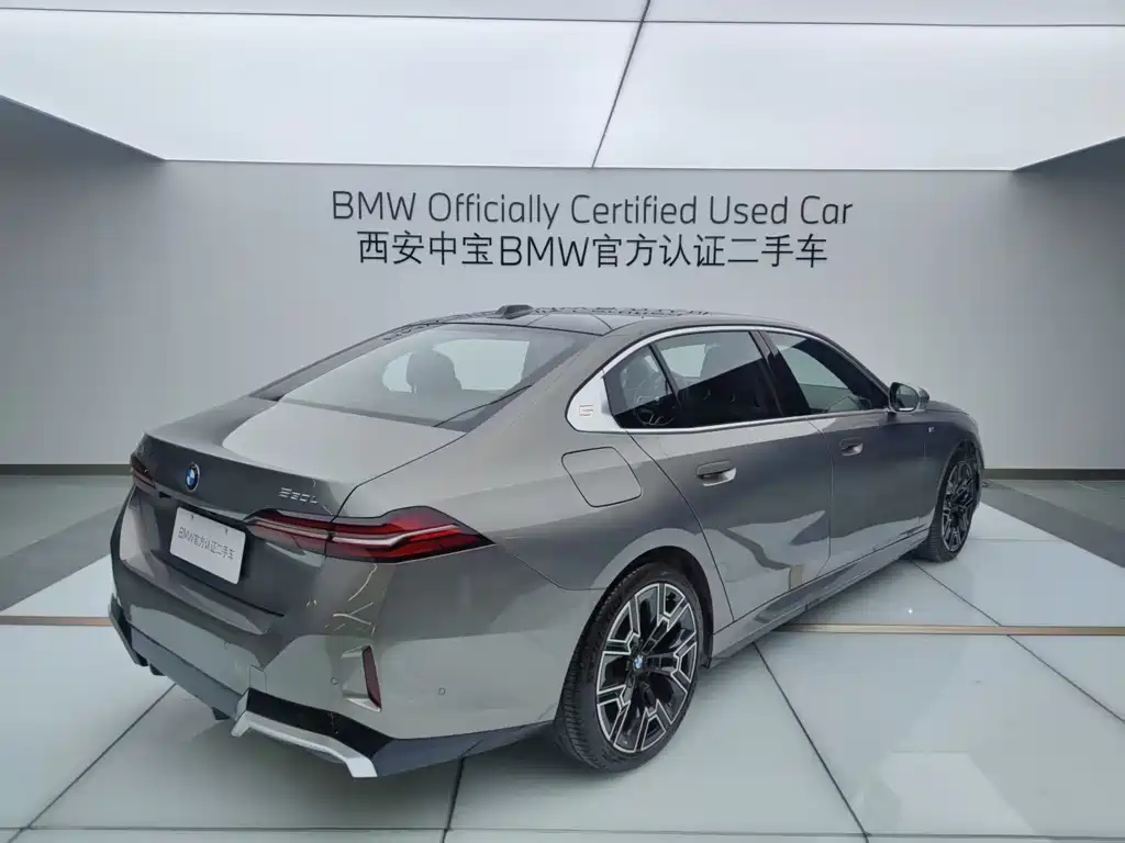 BMW 5 Series — миниатюра 5