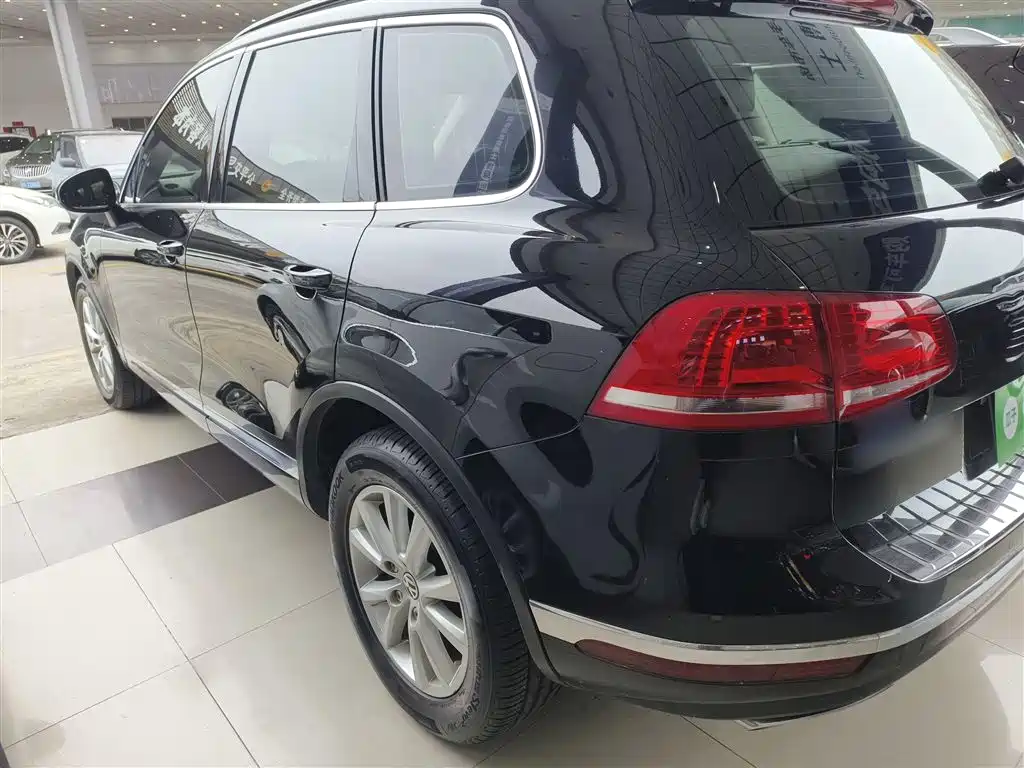 VOLKSWAGEN TOUAREG