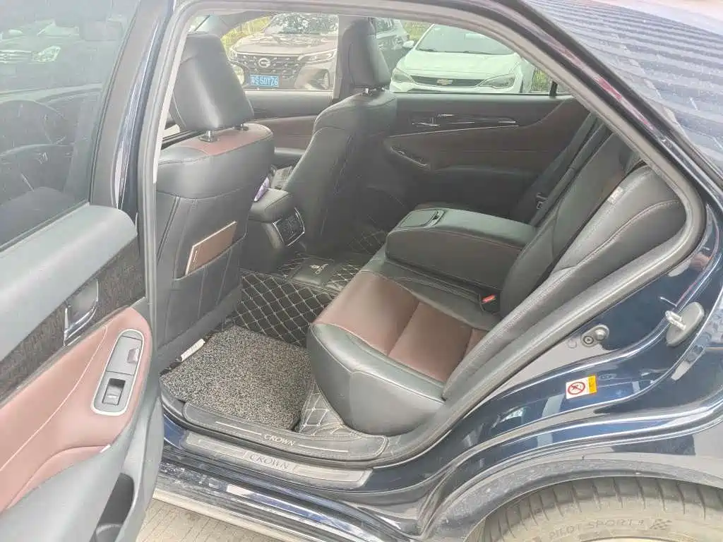 Toyota Crown — миниатюра 6
