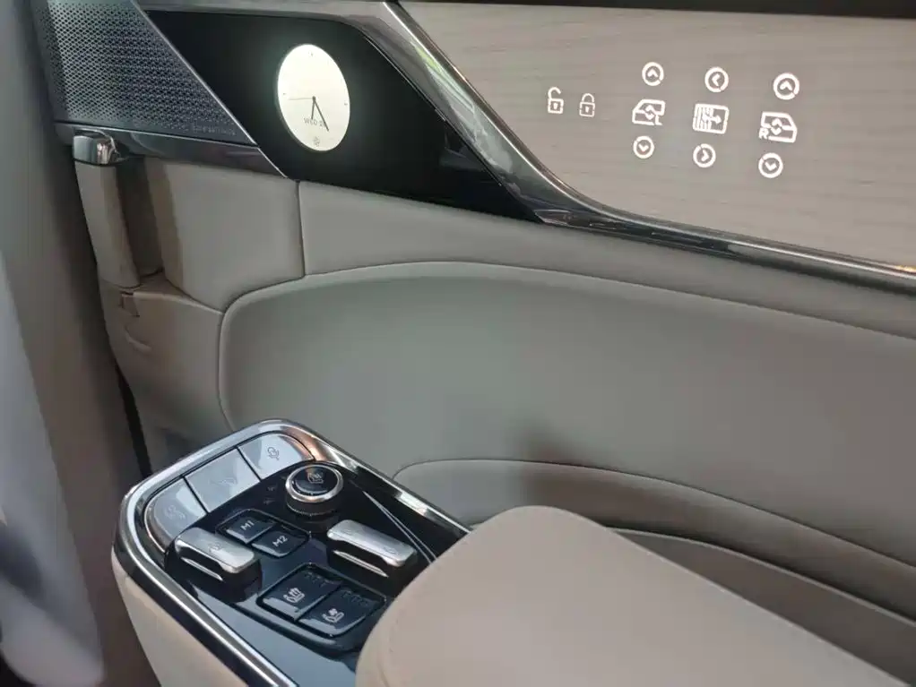 Volvo EM90 — миниатюра 12