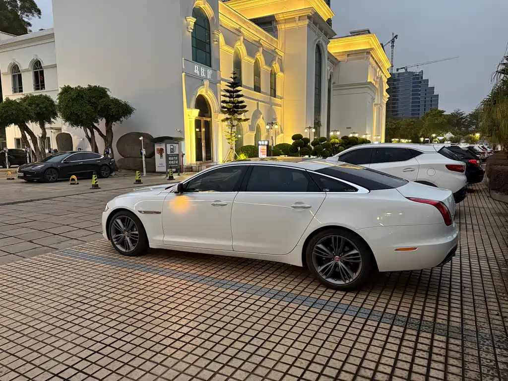JAGUAR XJ