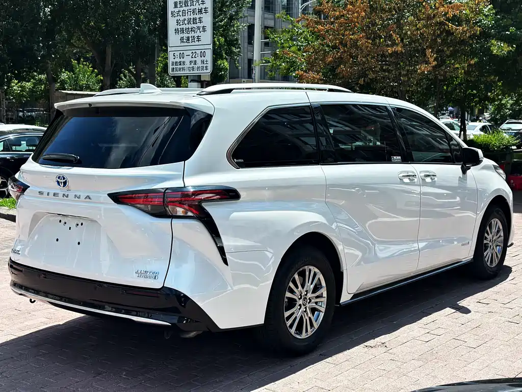 Toyota Sienna 2023 2.5L Luxury