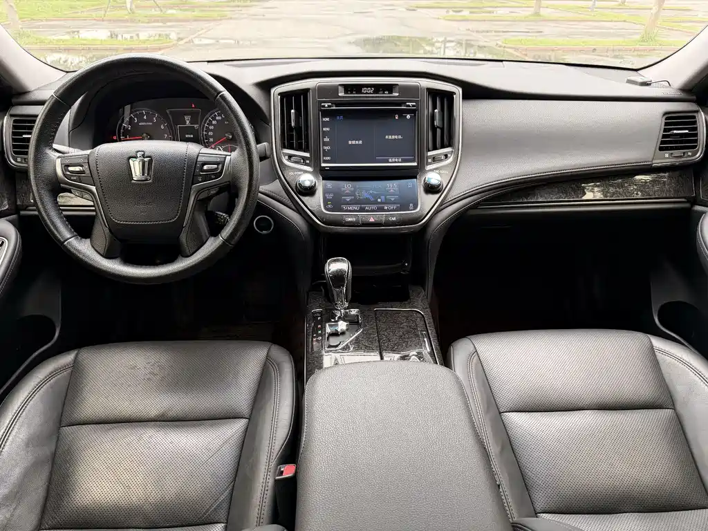 Toyota Crown — миниатюра 5