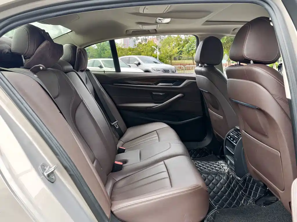 BMW 5 Series — миниатюра 10