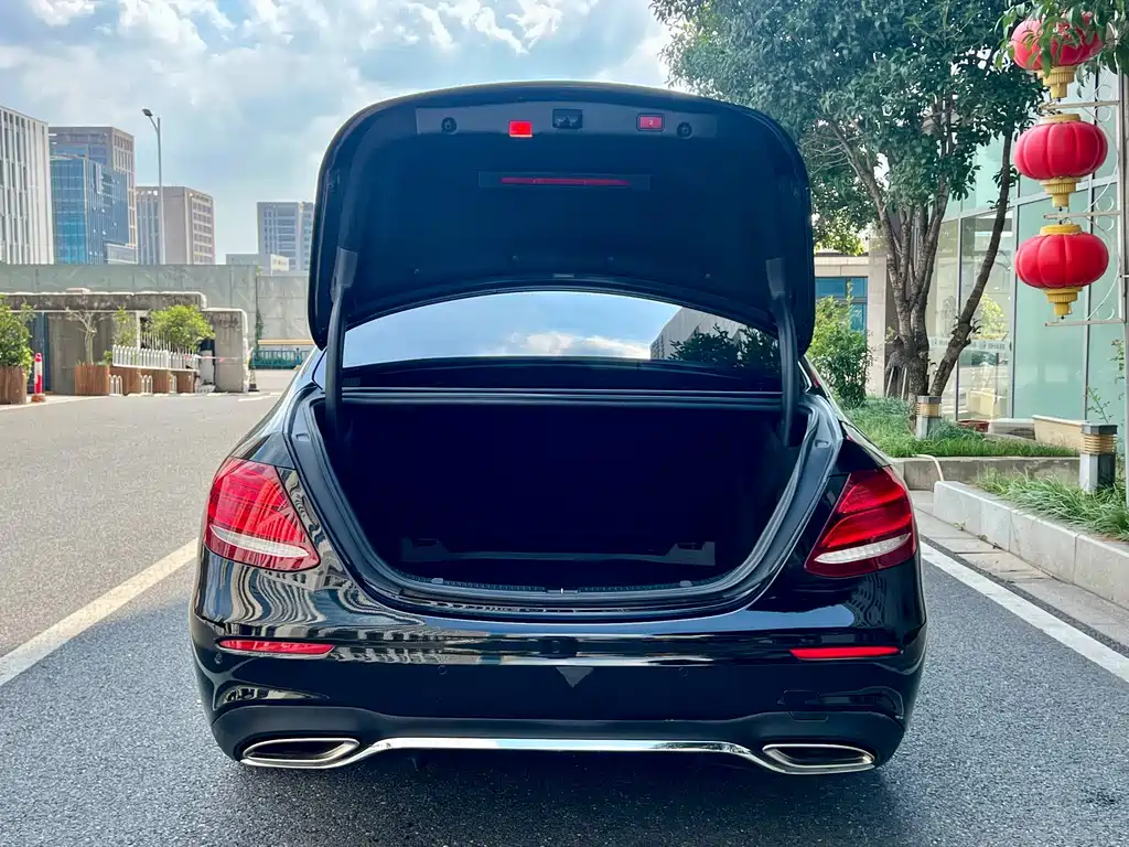 Mercedes-Benz E-Class — миниатюра 11