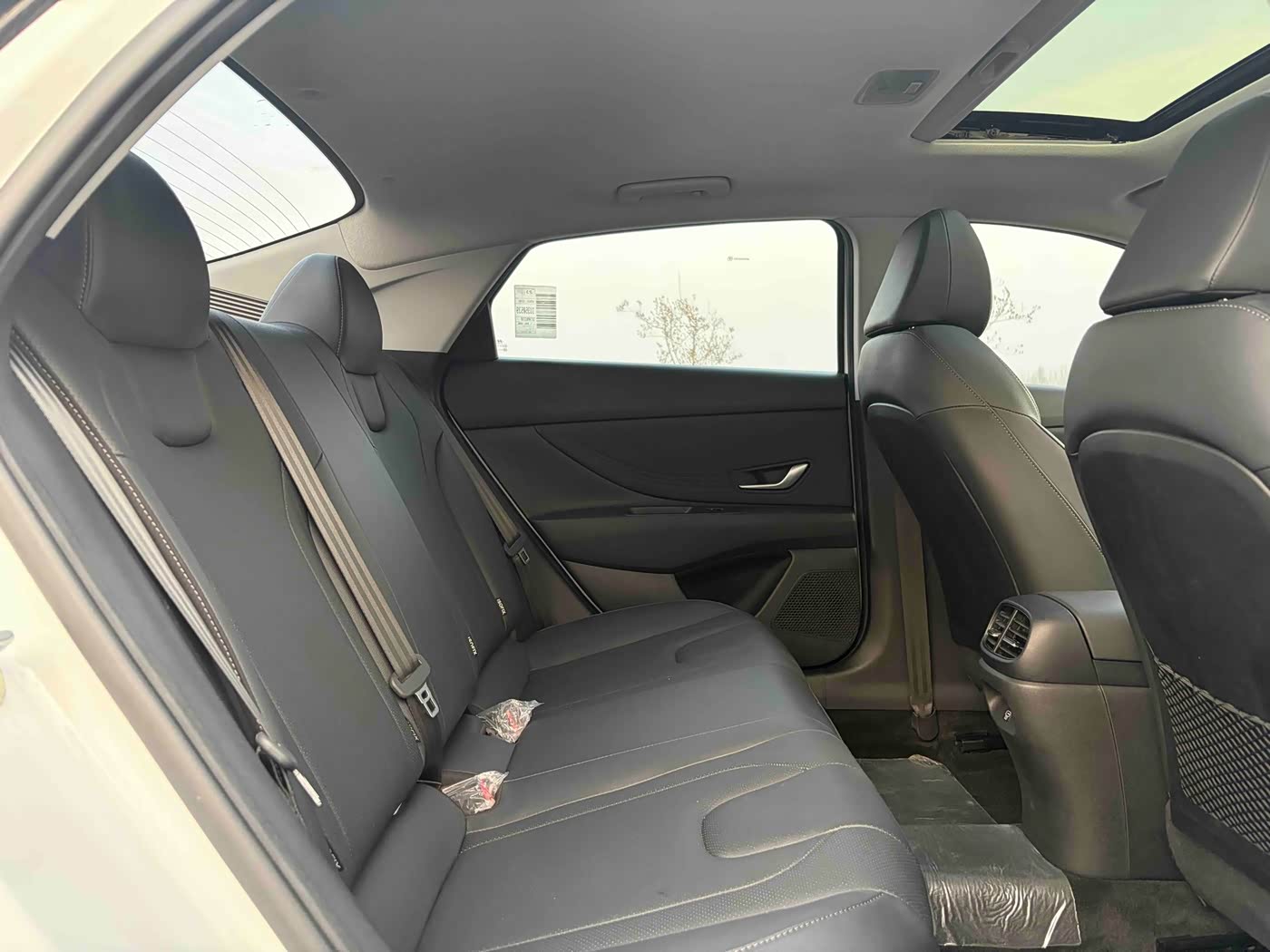 Hyundai Elantra 1.5 л 2023 г. Белый, пробег 10000 км