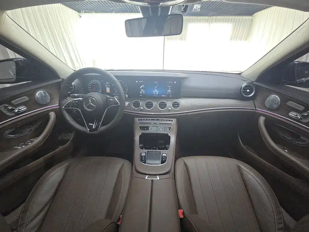 Mercedes-Benz E-Class — миниатюра 9