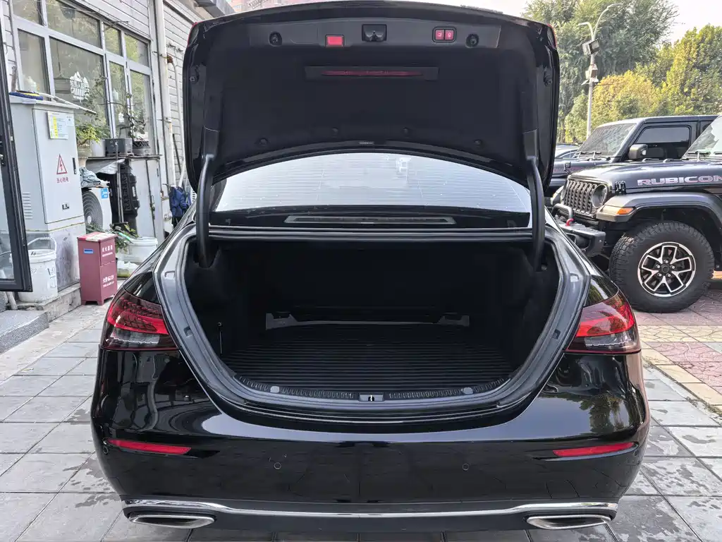Mercedes-Benz E-Class 2022 — фото 13