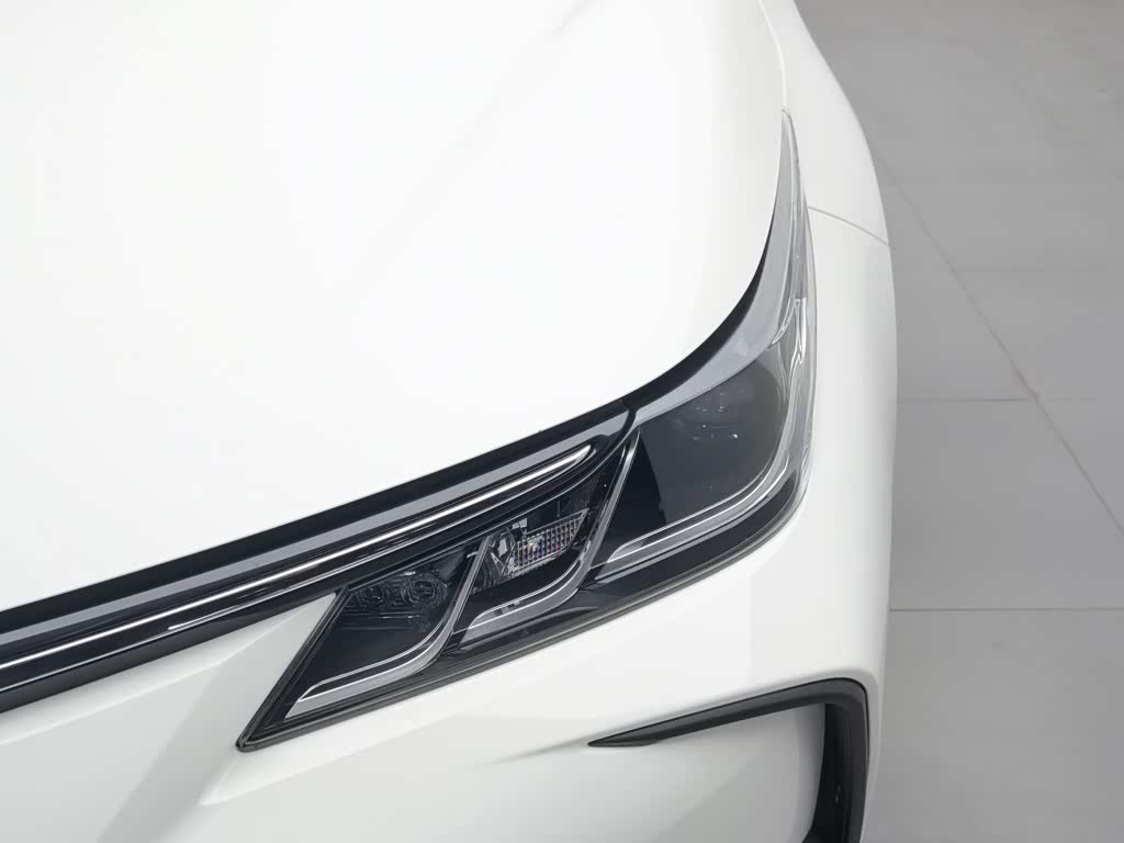 Toyota Corolla 1.2 л 2023 г. Белый, пробег 18500 км