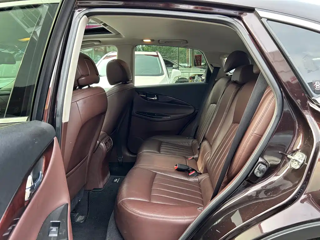 Infiniti EX — миниатюра 5