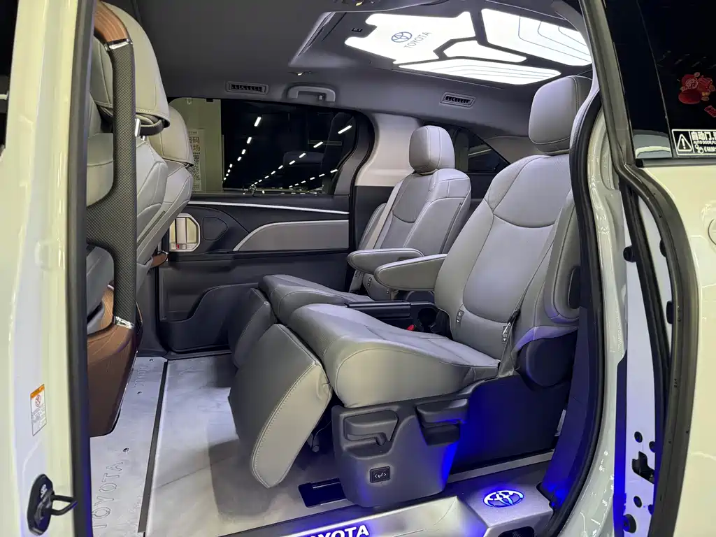 Toyota Sienna — миниатюра 7