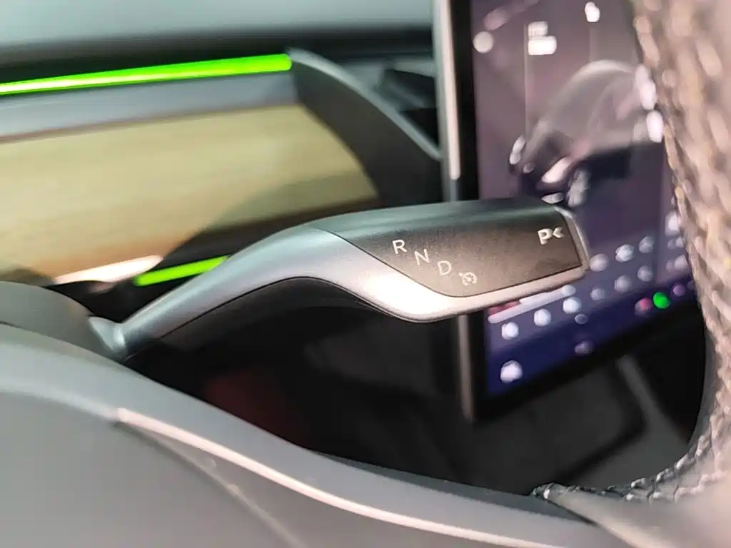 Tesla Model Y — миниатюра 14