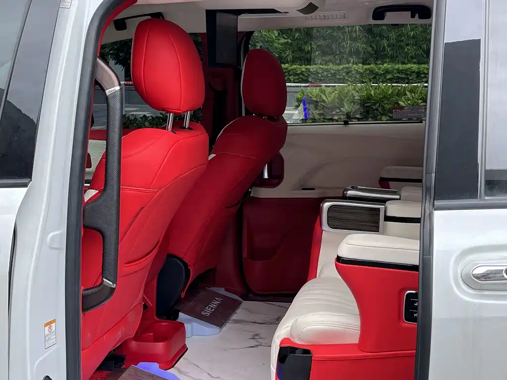 Toyota Sienna — миниатюра 16