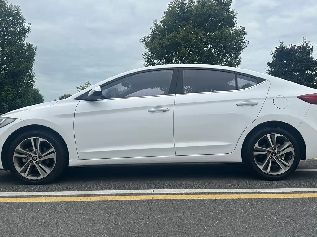 Hyundai Elantra — миниатюра 6