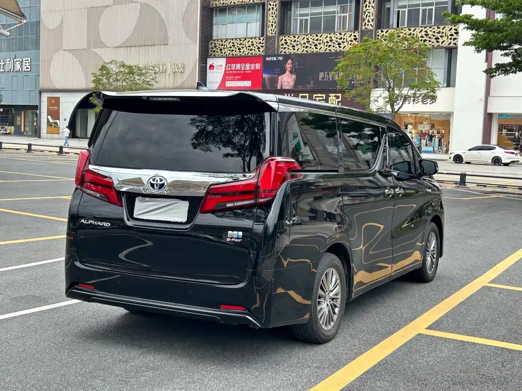Toyota Alphard — миниатюра 9