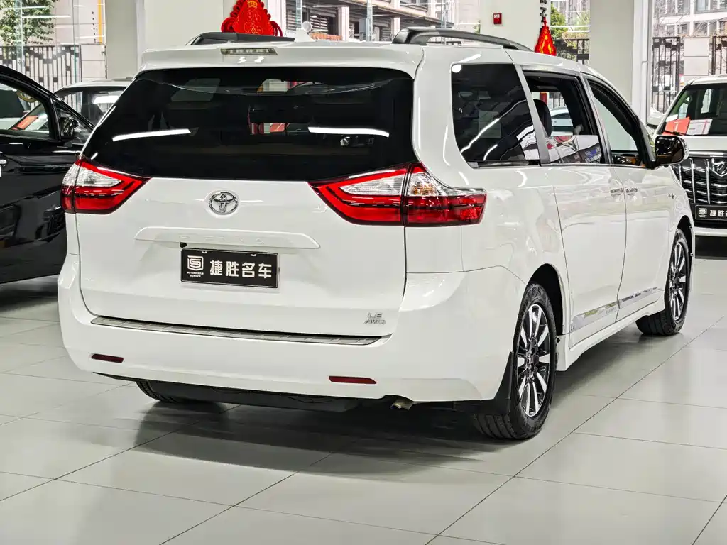 Toyota Sienna — миниатюра 4