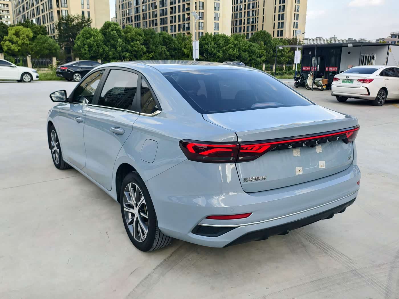 Geely Emgrand 1.5 л 2024 г. Серебристо-серый, пробег 40000 км