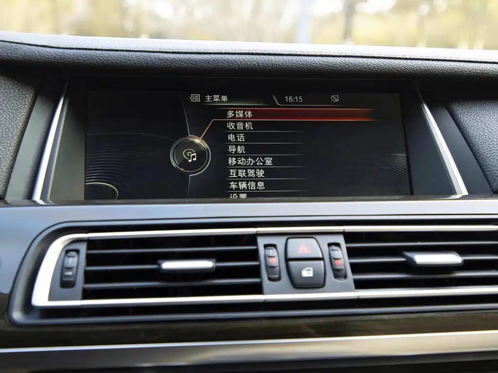 BMW 7 Series — миниатюра 23