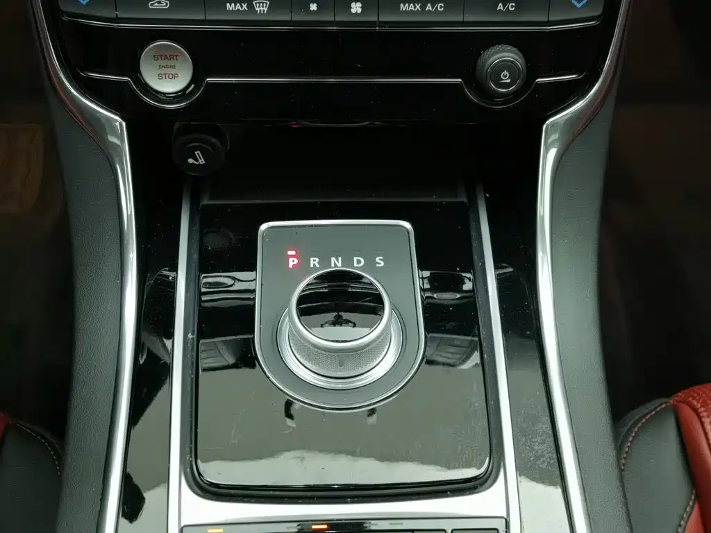 Jaguar XE — миниатюра 13