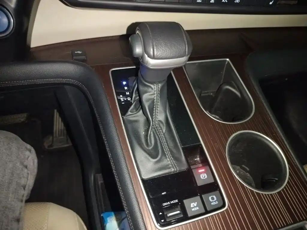 Toyota Granvia — миниатюра 10