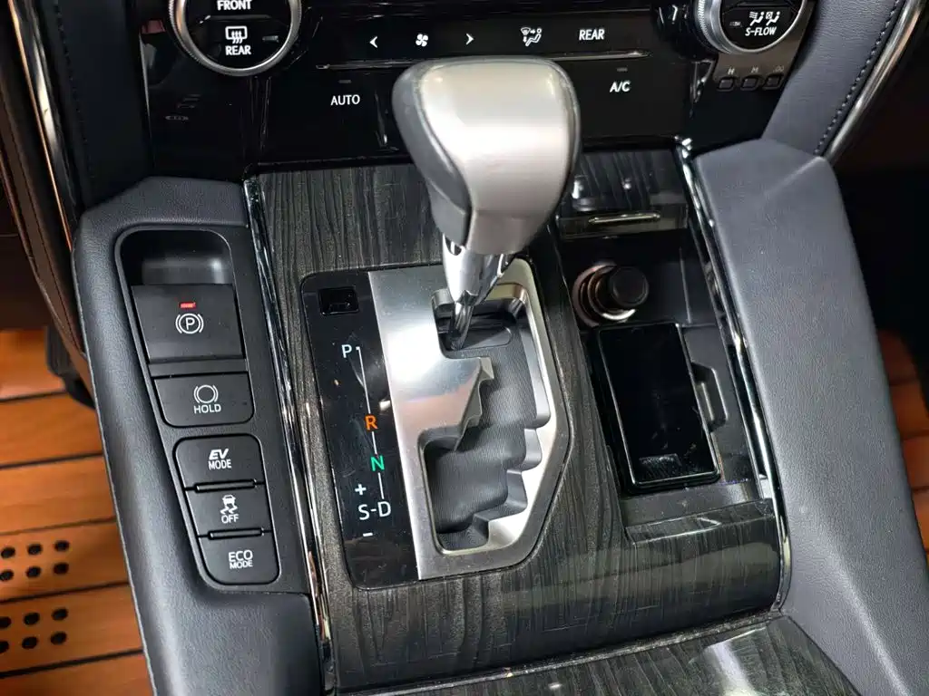 Lexus LM — миниатюра 16