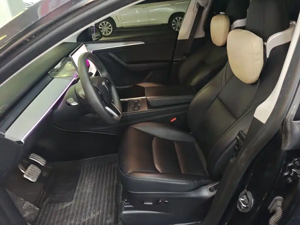 Tesla Model Y — миниатюра 15