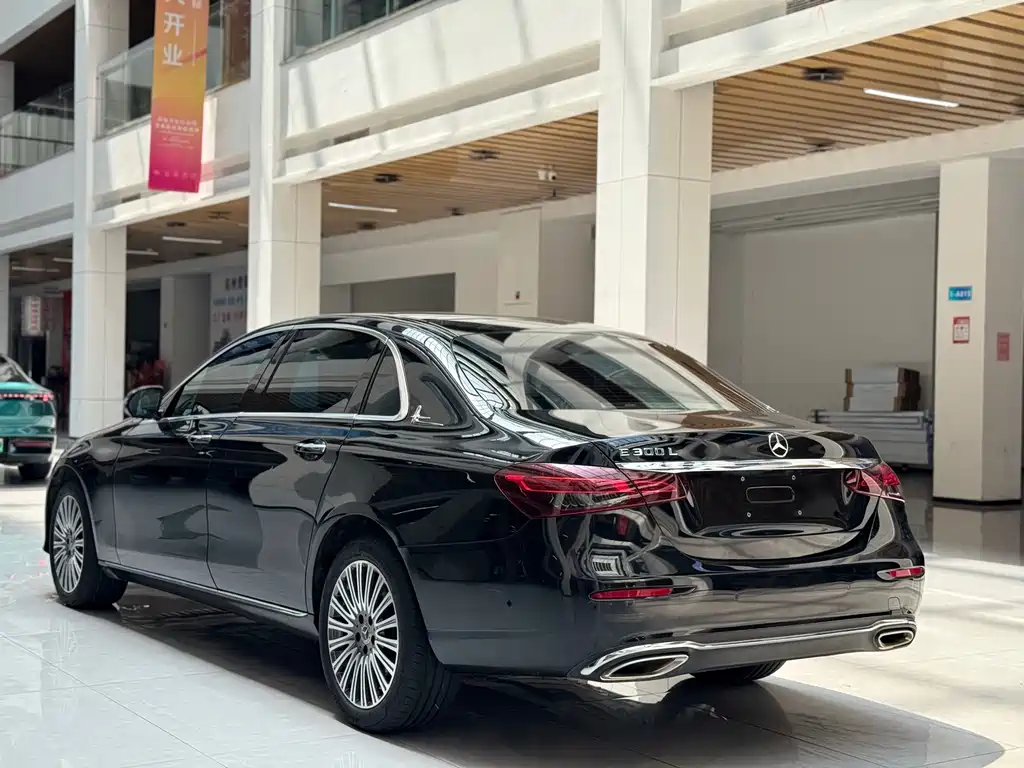 Mercedes-Benz E-Class — миниатюра 7